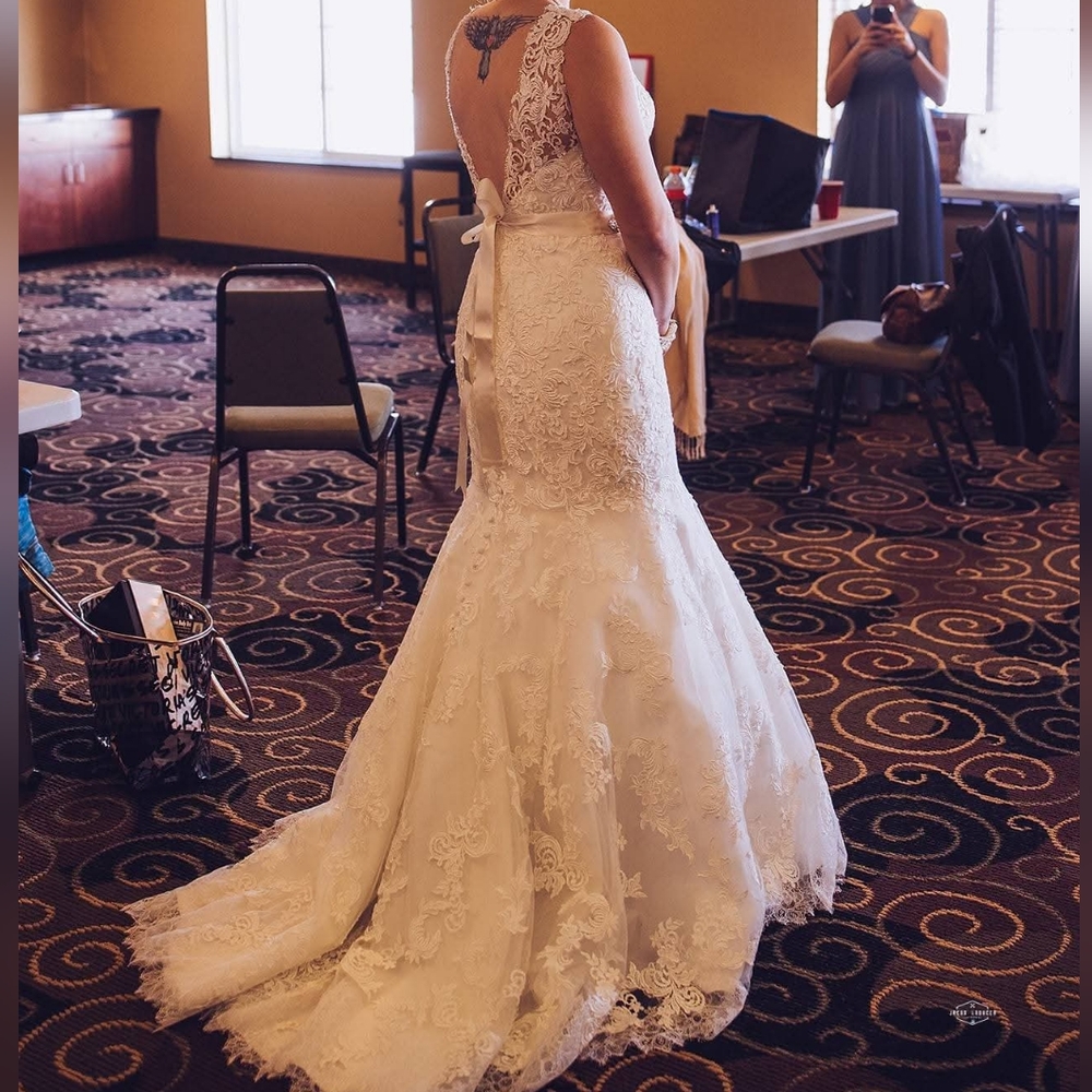 Elegant White Lace Wedding Dress - Picture 9 of 11
